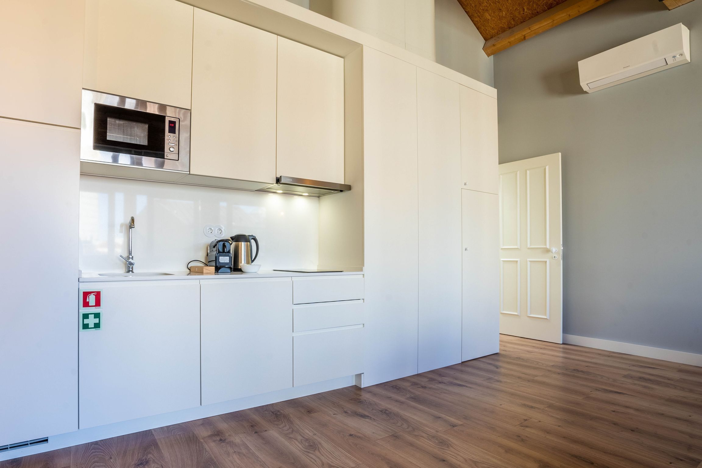 Appartement Deluxe | Cuisine privée | Mini réfrigérateur, micro-ondes, four, plaque de cuisson