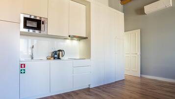 Appartement Deluxe | Cuisine privée | Mini réfrigérateur, micro-ondes, four, plaque de cuisson