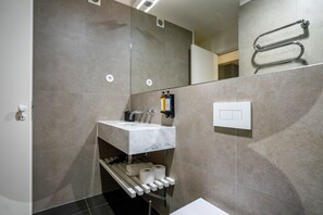 Design Studio | Bathroom | Shower, hair dryer, towels - Sta Catarina 632 by LovelyStay (Porto)