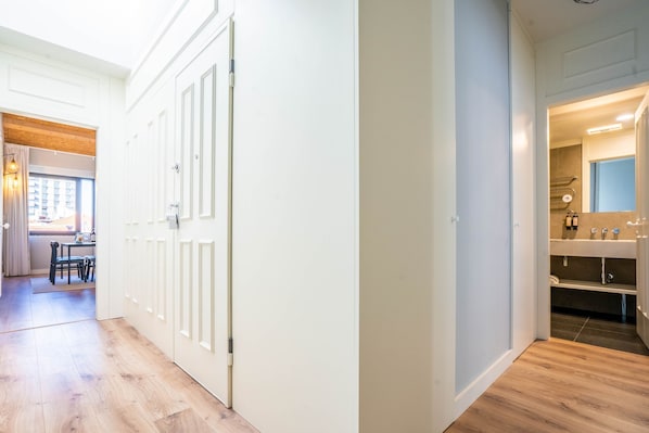 Deluxe Apartment | 2 bedrooms, iron/ironing board, bed sheets