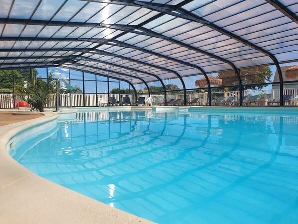 Una piscina cubierta