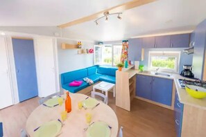 Kylskåp, mikrovågsugn, spishäll och diskmaskin