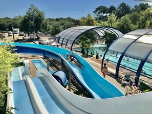 Una piscina cubierta, una piscina climatizada