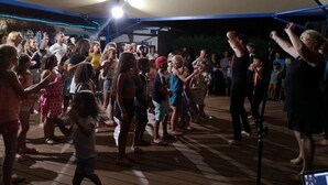 Un grupo de personas reunidas bajo una carpa, posiblemente en un evento o celebración.