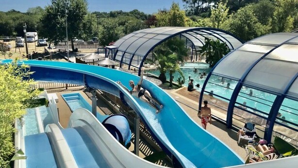 Un parque acuático con varias toboganes y una zona de piscina.