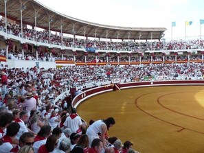 A bullfighting arena with tiered seating and a central bull ring. - ZEcamping 4 étoiles familial piscine couverte pet friendly hammam tente TV (Azur)
