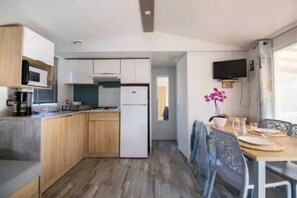 Refrigerador, microondas, placa de cocina