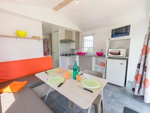 Kühlschrank, Mikrowelle, Herdplatte