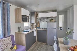 Réfrigérateur, micro-ondes, plaque de cuisson, lave-vaisselle