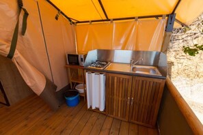 Køleskab, mikrobølgeovn, kogeplade, brødrister