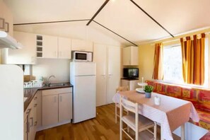 Kühlschrank, Mikrowelle, Herdplatte, Toaster