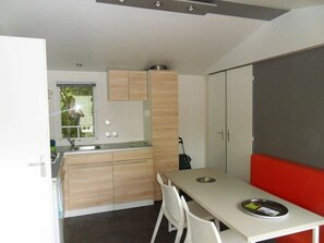 Kühlschrank, Mikrowelle, Herdplatte