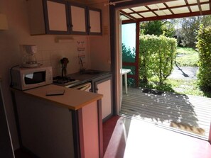 Frigorífico, microondas y placa de cocina
