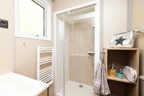 Bathroom - ZEcamping 4 étoiles espace aquatique club enfant chalet TV BBQ clim 35m2 (Loupiac)