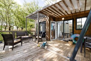 Outdoor dining - ZEcamping 4 étoiles espace aquatique chalet TV BBQ clim 35m2 (Loupiac)