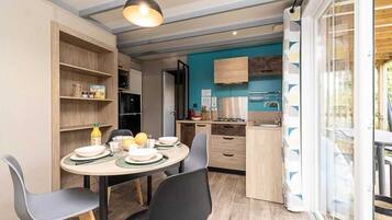 Réfrigérateur, micro-ondes, plaque de cuisson