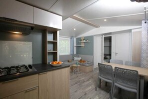 Een koelkast, een microgolfoven, een kookplaat