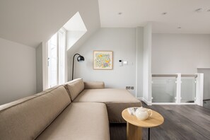 TV - One Bedroom Apartment, Sleeps 2 (London)