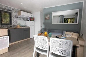 Fridge, microwave, stovetop - Camping 4 étoiles - Parc aquatique - eecc0d (Loupiac)