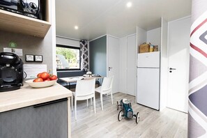 Kühlschrank, Mikrowelle, Herdplatte