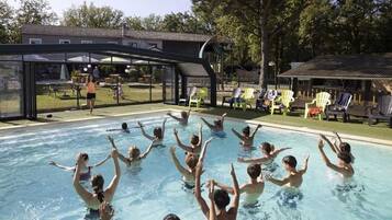 Een binnenzwembad en een verwarmd zwembad