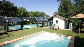 Een binnenzwembad en een verwarmd zwembad