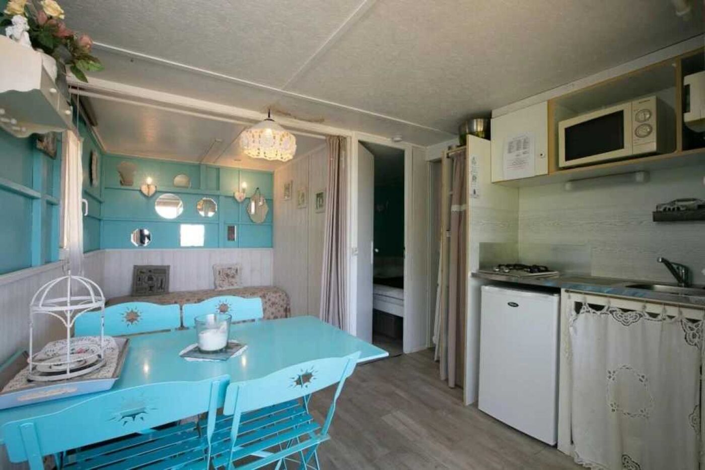 Réfrigérateur, micro-ondes, plaque de cuisson