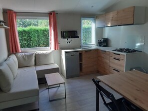 Fridge, microwave, stovetop, dishwasher