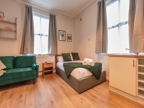 1 habitación, tabla de planchar con plancha, wifi gratis y ropa de cama 