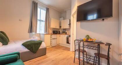 Cosy Studio With Private Parking - Pass the Keys