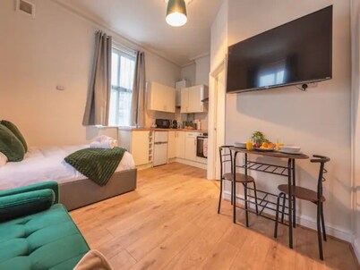 Cosy Studio With Private Parking - Pass the Keys