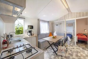 Kühlschrank, Mikrowelle, Herdplatte