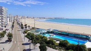 Un hôtel situé en bord de mer, doté d’une piscine, d’une promenade et offrant une vue sur la plage et l’océan.