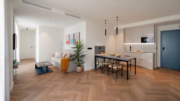 Apartamento, 1 habitación, vistas al jardín | Cocina privada | Frigorífico grande, microondas, horno y placa de cocina