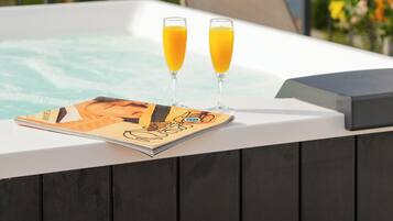 Exclusive Apartment, 1 Bedroom, Hot Tub, Ocean View | Private spa tub