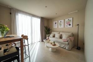 Exclusief appartement, 1 slaapkamer, bubbelbad, uitzicht op zee | Woonruimte | Smart-tv