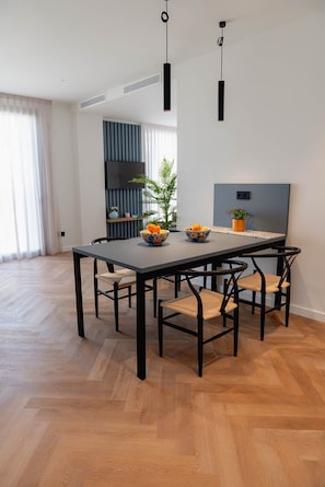 Apartment, 1 Bedroom, Garden View | Dining room