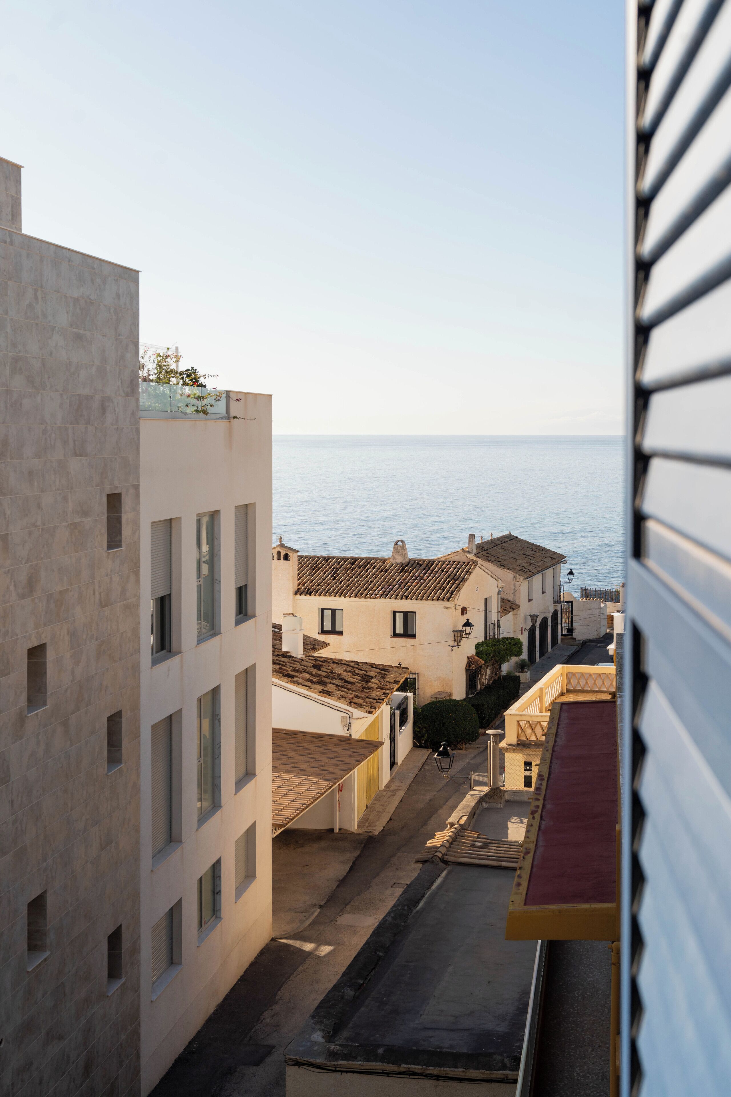Vista de una calle costera con edificios y cielo despejado.