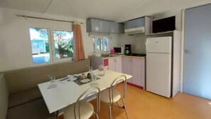 Réfrigérateur, micro-ondes, plaque de cuisson