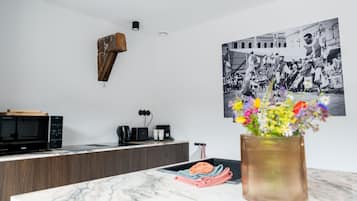 Maisonnette | Privékeuken | Een espressoapparaat, een koffiezetapparaat/waterkoker, een waterkoker