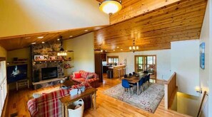 Smart TV, lareira, livros, monitores de computador