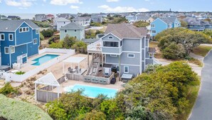 Una zona residencial con casas, piscina y playa.