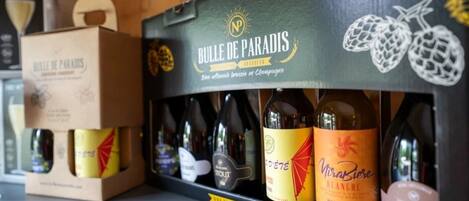Una caja de vino con la etiqueta "Bulle de Paradis" y varias botellas en su interior.