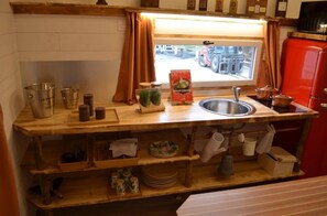 Kühlschrank, Mikrowelle, Herdplatte, Toaster