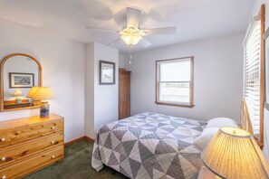 3 عدّة غرف نوم وخدمة الإنترنت وملاءات أسرّة