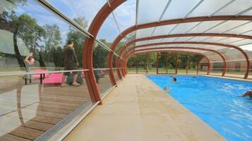 Piscina coperta, una piscina riscaldata