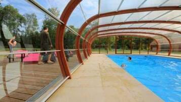 Een binnenzwembad en een verwarmd zwembad