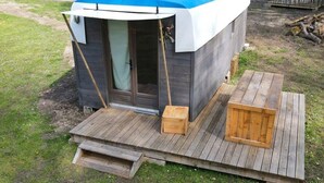A small, single-story wooden cabin with a blue roof and a door leading to an interior space. - ZEcamping 2 étoiles piscine couverte sauna locatif 19m2 5 pers (Bar-sur-Aube)