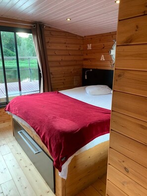 1 室のベッドルーム、WiFi
