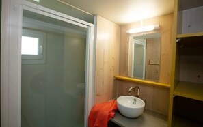 Bathroom - ZEcamping 4* piscine couverte animations chalet TV 35m2 5 pers (Le Bourg-d'Oisans)